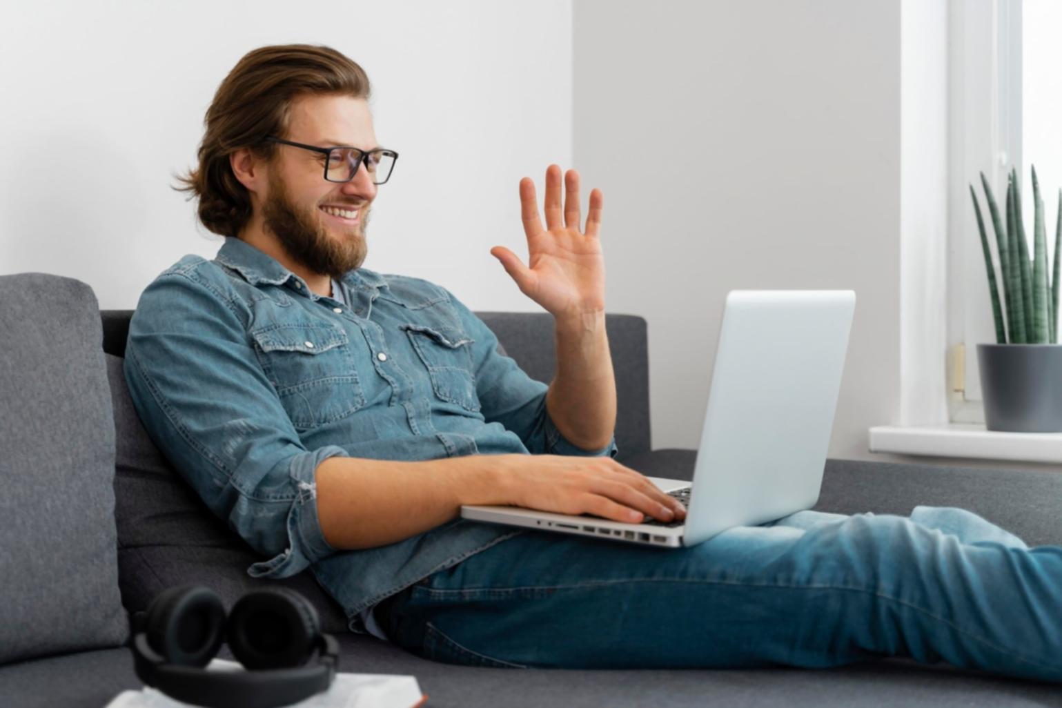 Teilnehmer bei einer Schulungseinheit zu Betrugsprävention